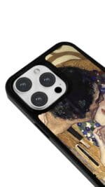 The Kiss tasarımlı Glossy telefon kılıfı, kamera çevresi yakın plan