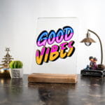 Good Vibes Arkadaşa Masa Süsü, masa üzerinde