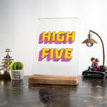High Five Arkadaşa Masa Süsü, masa üzerinde