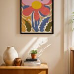 Renkli Retro Çiçek Deseni siyah çerçeveli duvar tablosu, konsol üstündeki duvarda