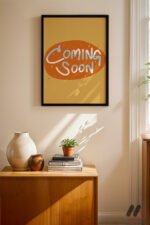 Coming Soon Turuncu Poster siyah çerçeveli duvar tablosu, konsol üstündeki duvarda