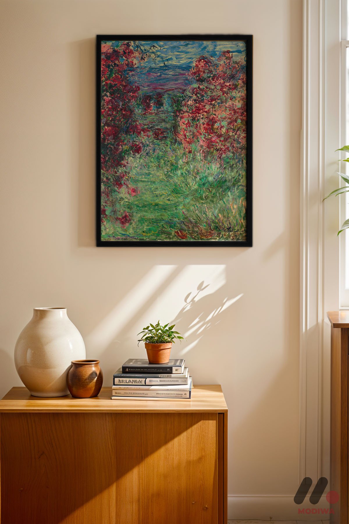 Claude Monet Çiçekli Ev Bahçesi siyah çerçeveli duvar tablosu, konsol üstündeki duvarda
