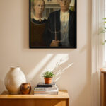 Grant Wood American Gothic siyah çerçeveli duvar tablosu, konsol üstündeki duvarda