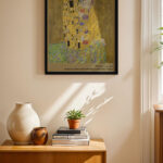 Gustav Klimt Öpücük siyah çerçeveli duvar tablosu, konsol üstündeki duvarda