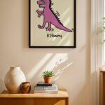 Taçlı Dinozor Pop Art siyah çerçeveli duvar tablosu, konsol üstündeki duvarda