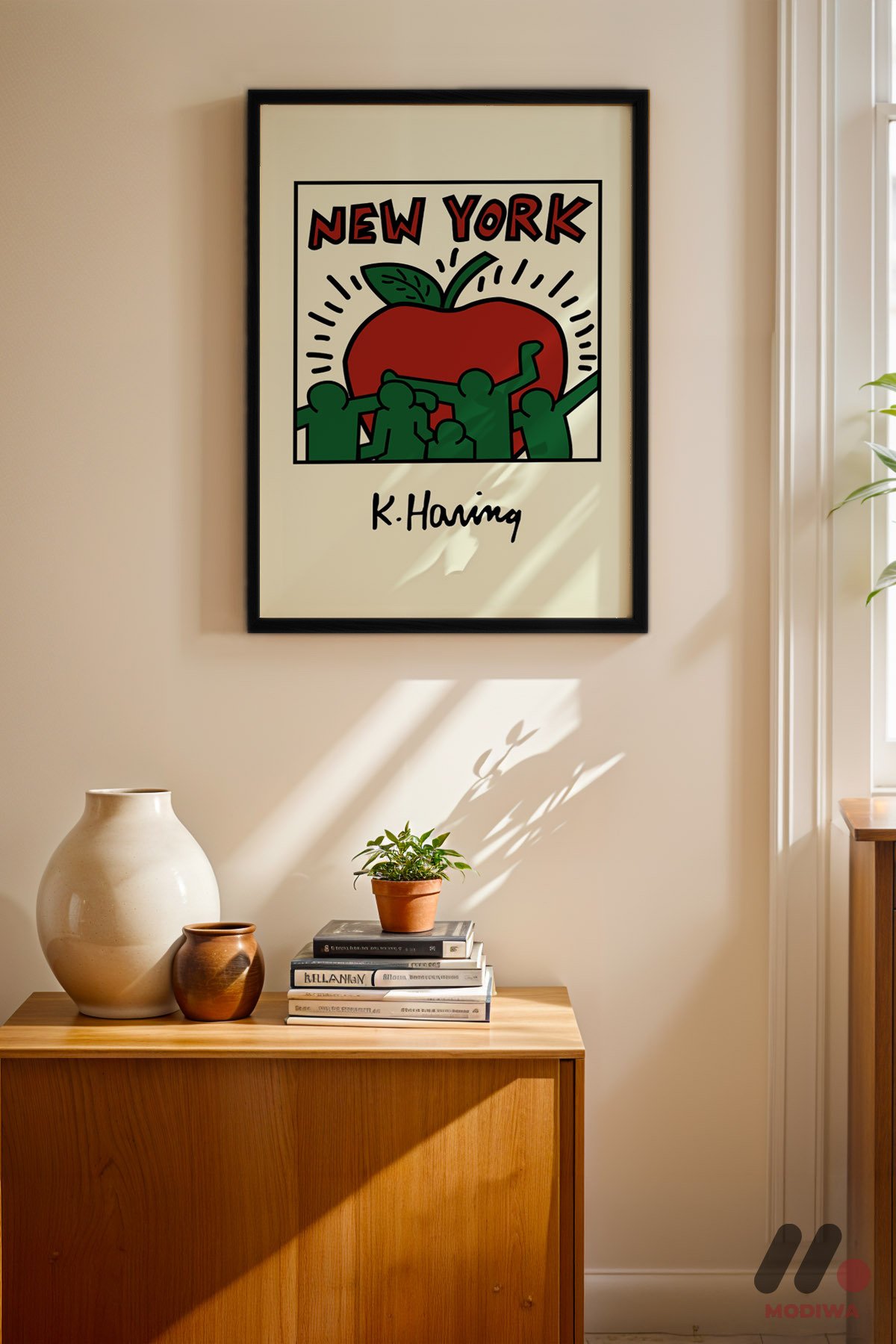 New York Elma Pop Art siyah çerçeveli duvar tablosu, konsol üstündeki duvarda