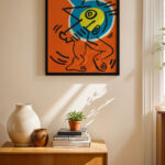 Turuncu Figür Pop Art siyah çerçeveli duvar tablosu, konsol üstündeki duvarda