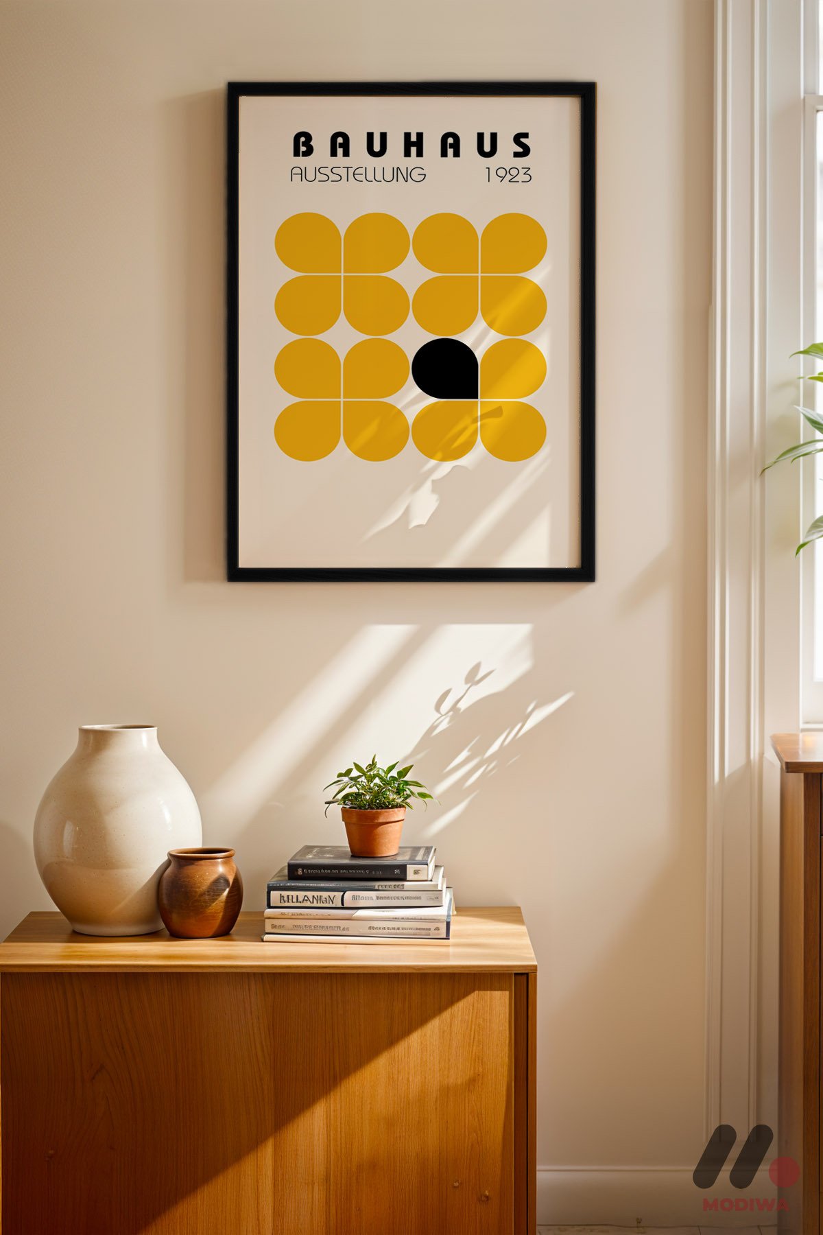 Bauhaus Sarı Kare Deseni siyah çerçeveli duvar tablosu, konsol üstündeki duvarda