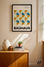 Bauhaus Renkli Yarım Daire siyah çerçeveli duvar tablosu, konsol üstündeki duvarda