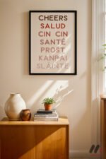 Cheers Çok Dilli Tipografi siyah çerçeveli duvar tablosu, konsol üstündeki duvarda