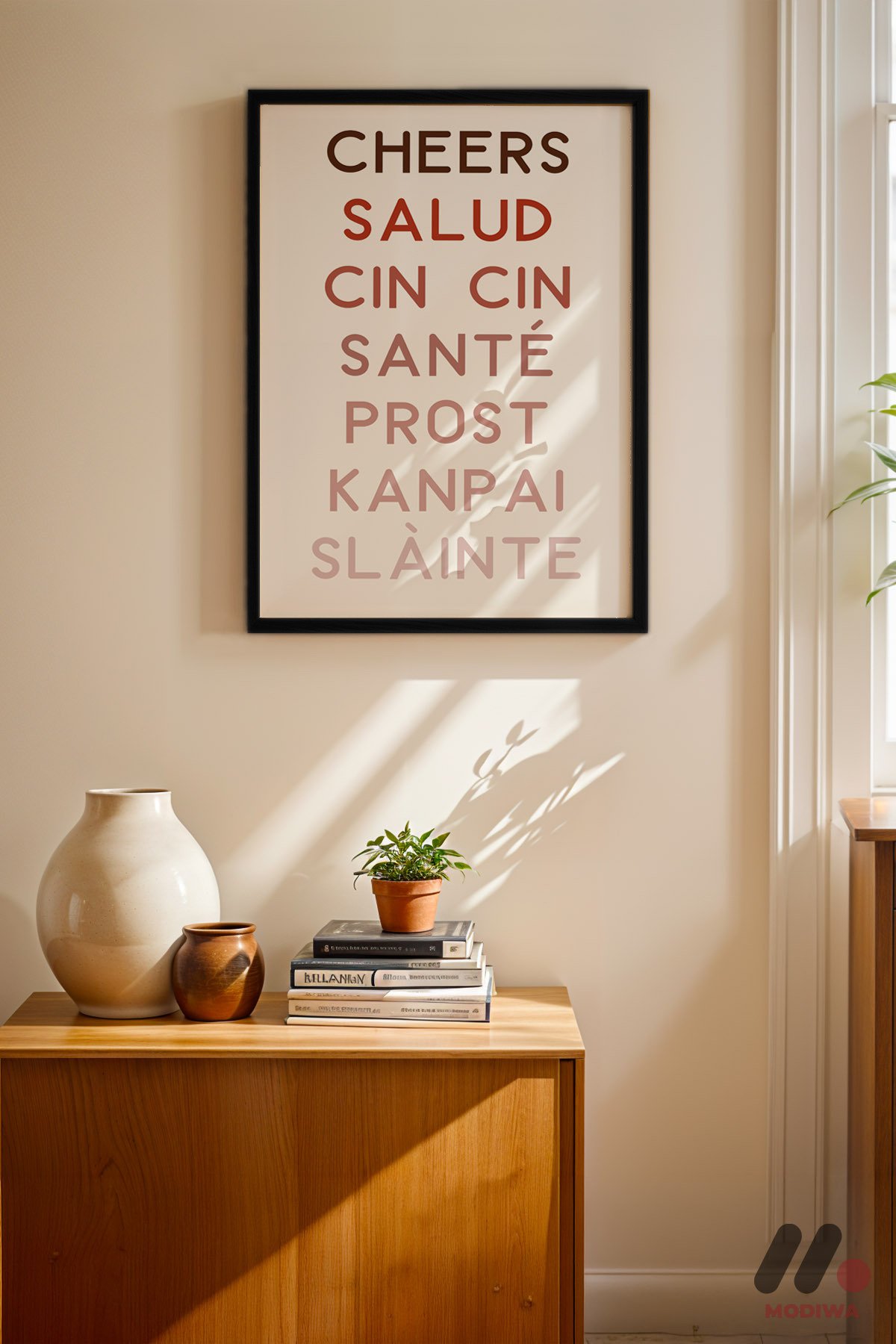 Cheers Çok Dilli Tipografi siyah çerçeveli duvar tablosu, konsol üstündeki duvarda