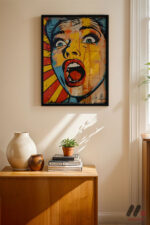 Çığlık Atan Kadın Pop Art siyah çerçeveli duvar tablosu, konsol üstündeki duvarda
