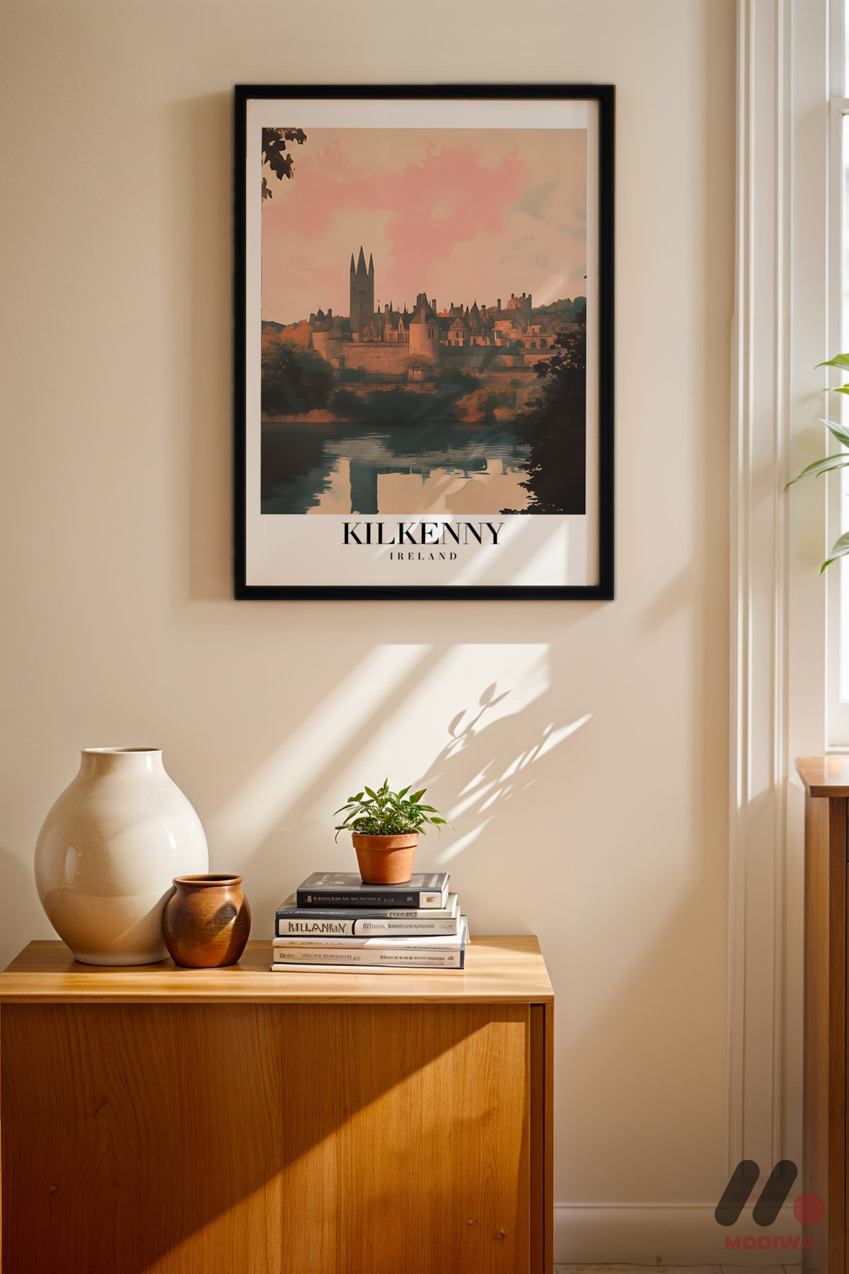 Kilkenny İrlanda Posteri siyah çerçeveli duvar tablosu, konsol üstündeki duvarda