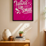 Wake Up And Smile Tipografi siyah çerçeveli duvar tablosu, konsol üstündeki duvarda